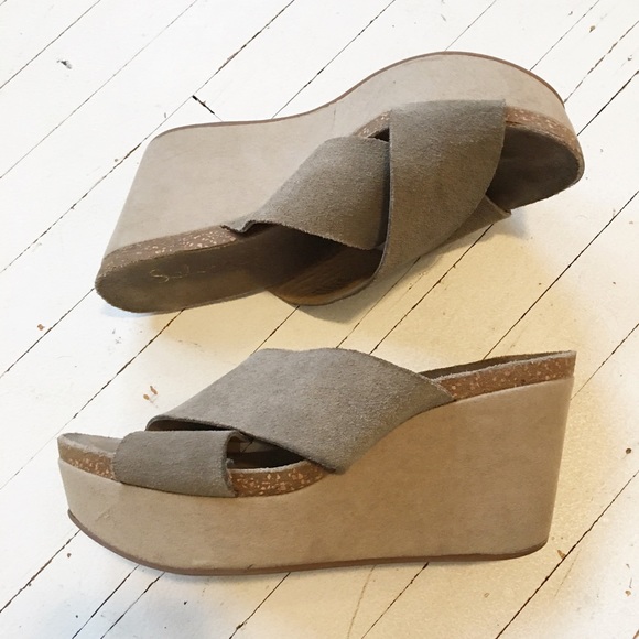 SPLENDID suede neutral platform slides. - Picture 5 of 7